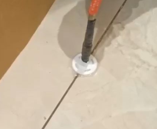崇左瓷砖空鼓维修公司专业解答瓷砖在铺贴过程中，如果没有涂抹均匀到位的粘结材料（如水泥砂浆或瓷砖胶），可能会导致以下问题